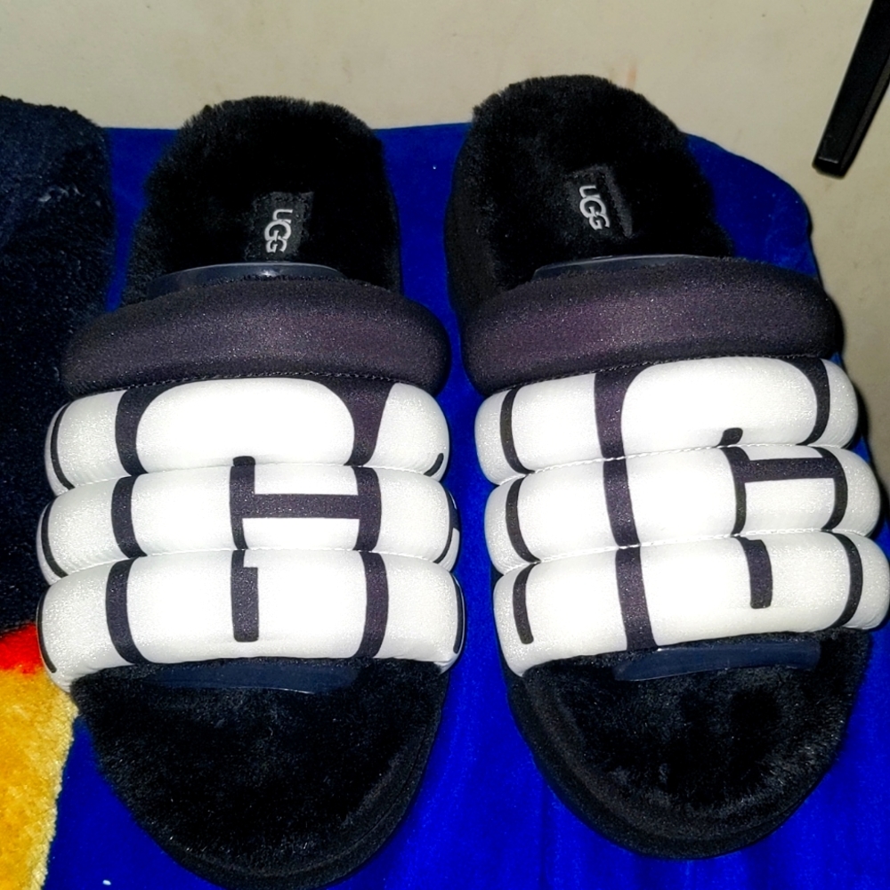 UGG SLIPPERS.